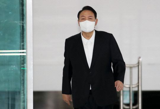 북한이 동해상으로 탄도미사일을 발사한 5일 오전 윤석열 대통령이 용산 대통령실 청사로 출근하고 있다. 대통령실통신사진기자단=연합뉴스